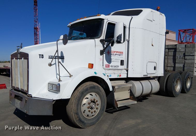 2000 Kenworth T800 semi truck - EC1309