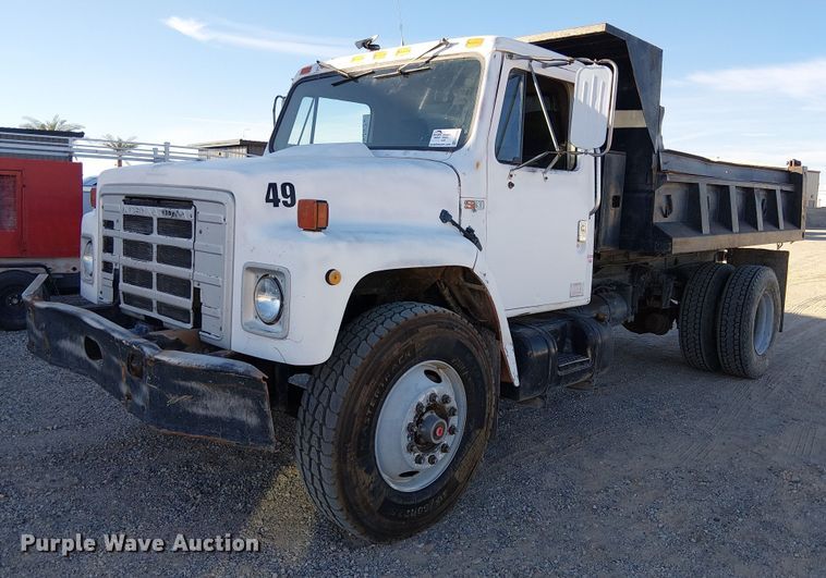 1985 International 1954 dump truck - EC1320