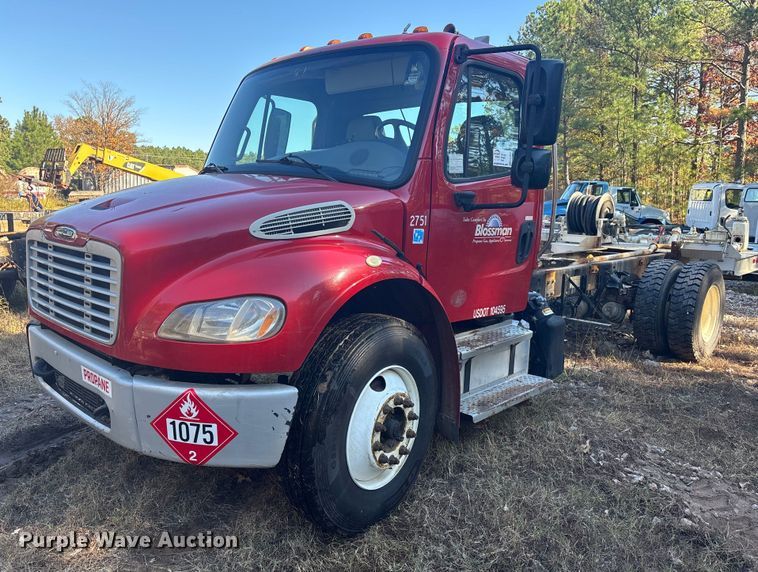 2015 Freightliner M2 truck cab and chassis - EC3901