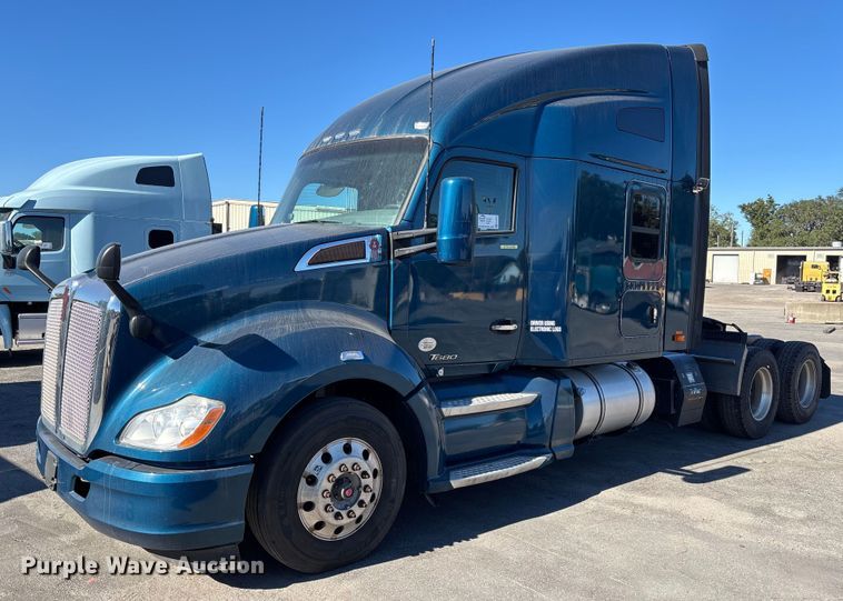 2019 Kenworth T680 semi truck - EC3912