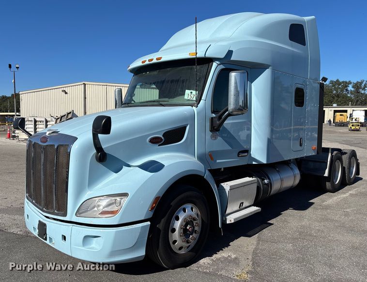 2019 Peterbilt 579 semi truck - EC3913