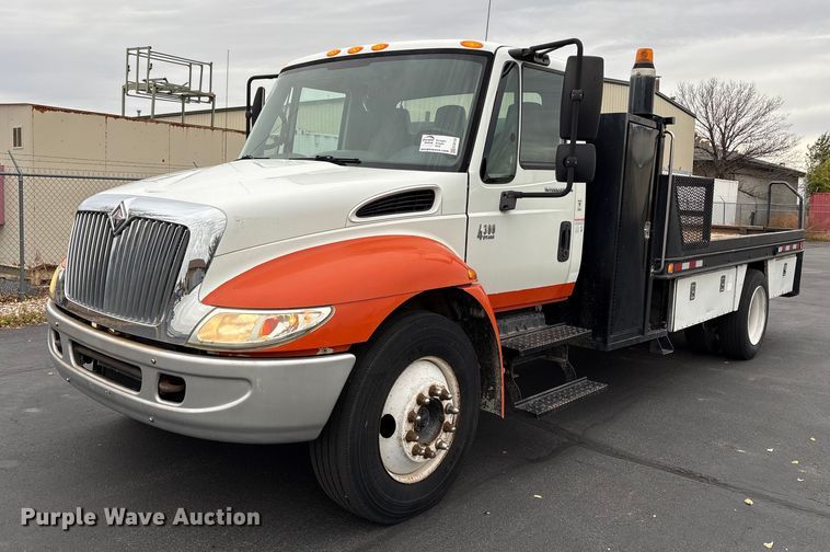 2006 International 4300 flatbed truck - EC8130