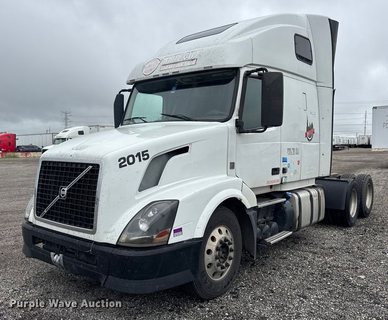 2015 Volvo VNL semi truck - EF2238