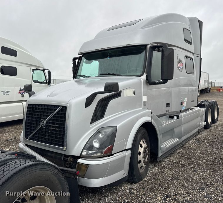 2015 Volvo VNL semi truck - EF2239