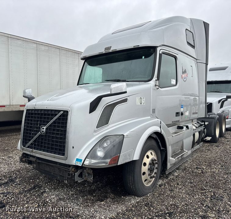 2015 Volvo VNL semi truck - EF2240