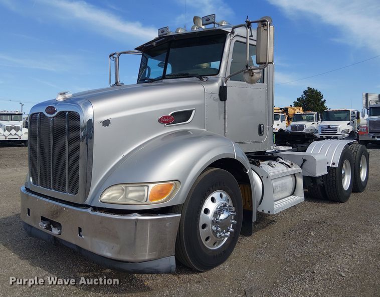 2009 Peterbilt 384 semi truck - EG1679