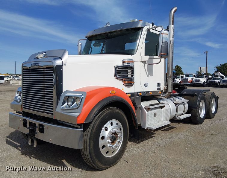 2018 Freightliner SD122 semi truck - EG1680