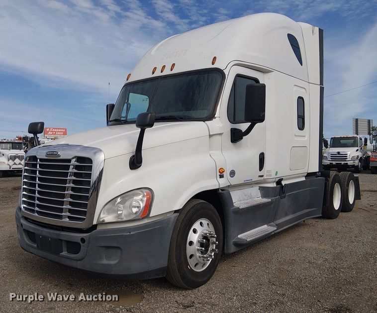 2016 Freightliner Cascadia semi truck - EG1681
