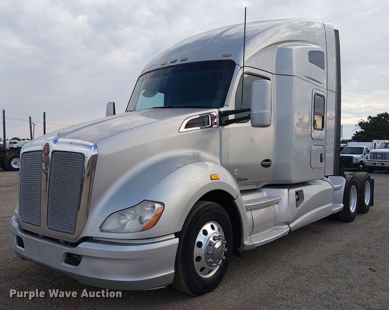 2016 Kenworth T680 semi truck - EG8251