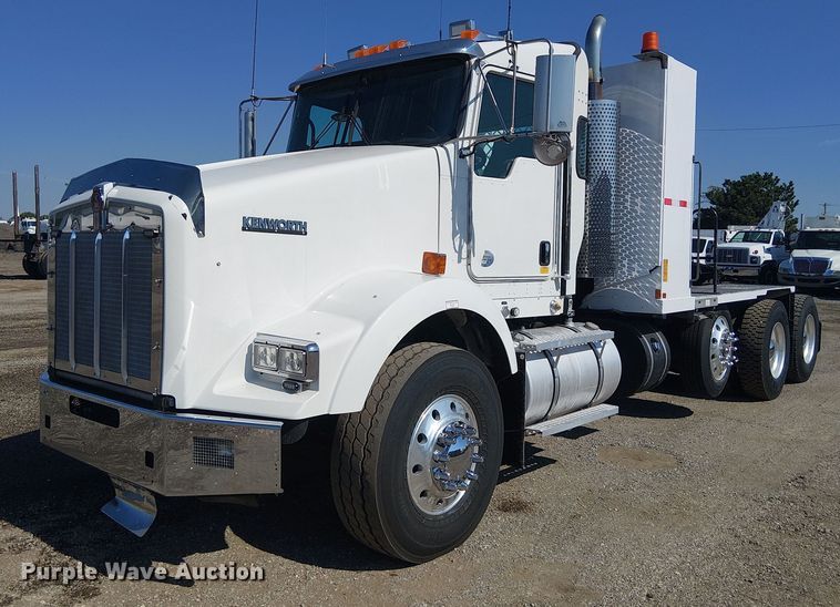 2017 Kenworth T800 semi truck - EG8255