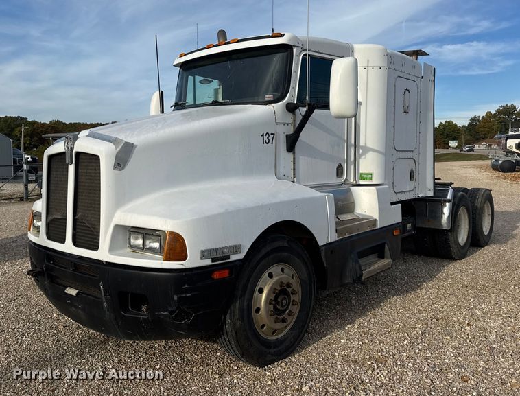 1993 Kenworth T600 semi truck - EN0675