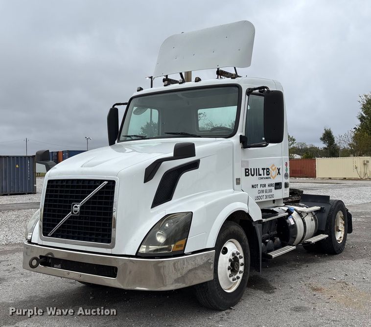 2016 Volvo VNL semi truck - EN5737