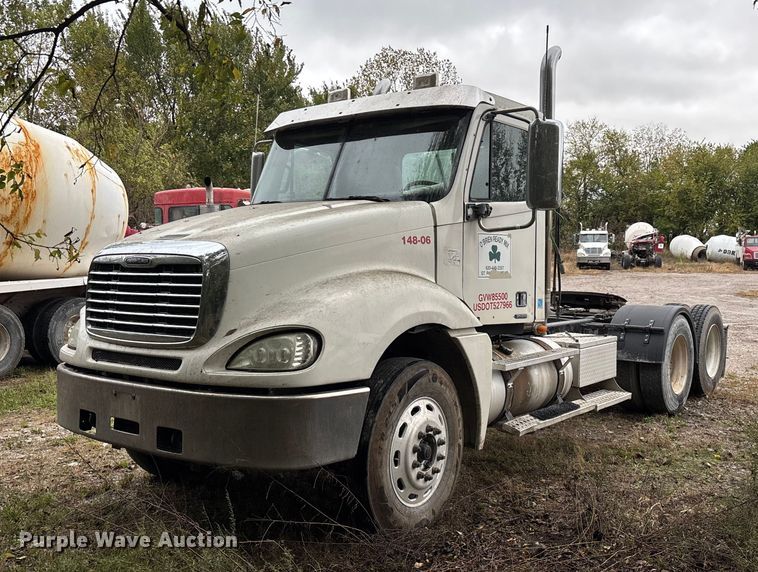 2007 Freightliner Columbia semi truck - EN5743
