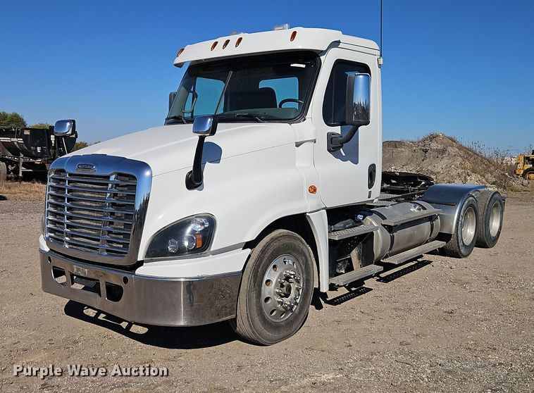 2017 Freightliner Cascadia semi truck - EO4720