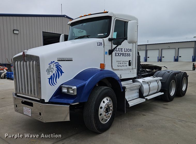 2011 Kenworth T800 semi truck - EO4754