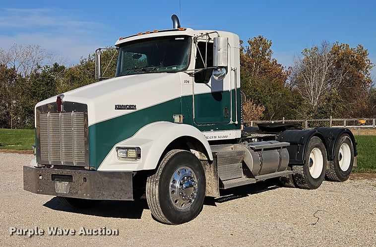 2005 Kenworth T800 semi truck - EO4793