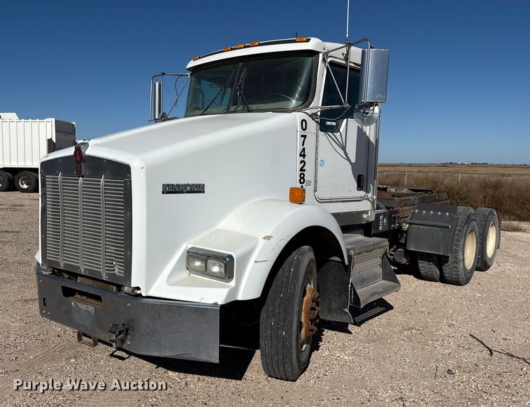 2007 Kenworth T800 semi truck - EP0934