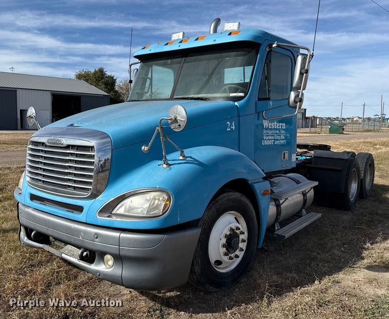 2005 Freightliner Columbia semi truck - EP0966