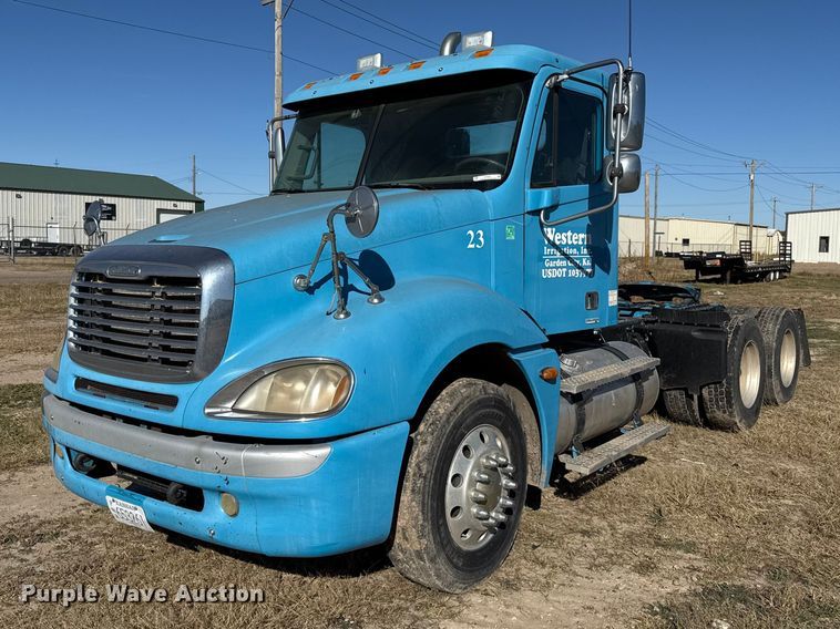 2005 Freightliner Columbia semi truck - EP0967
