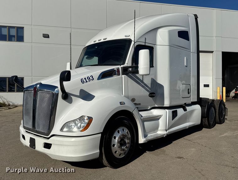2020 Kenworth T680 semi truck - ER0204