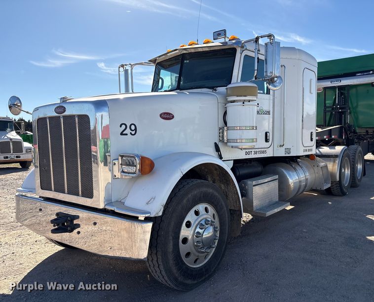 2013 Peterbilt 367 semi truck - ER1087