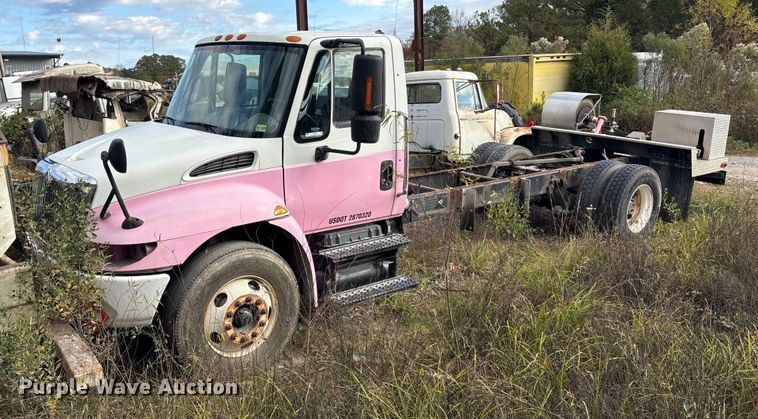 2003 International MA025 truck cab and chassis - ET8602