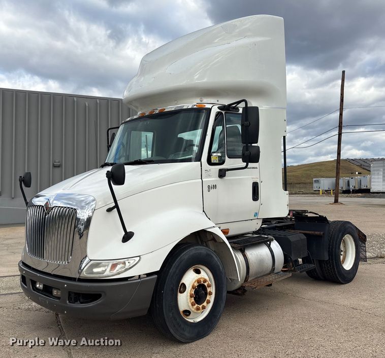 2004 International 8600 semi truck - ET8611