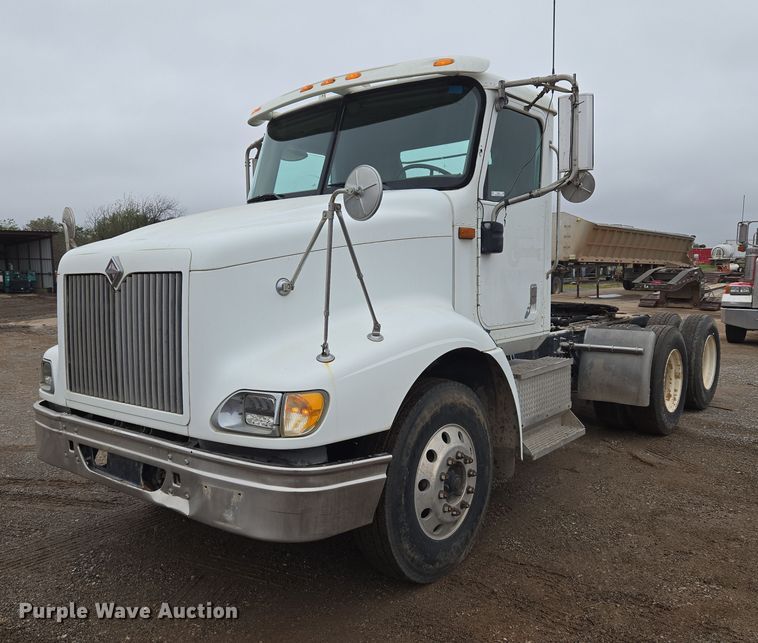 2003 International 9200i semi truck - EU3952