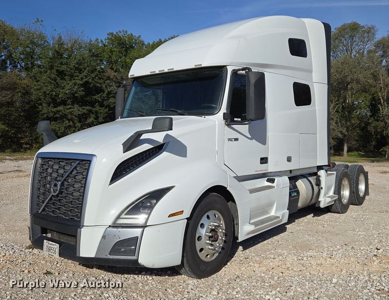 2019 Volvo VNL semi truck - EU3995