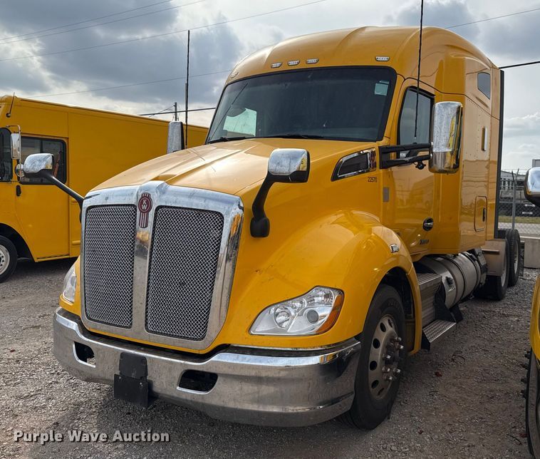 2022 Kenworth T680 semi truck - EU5193