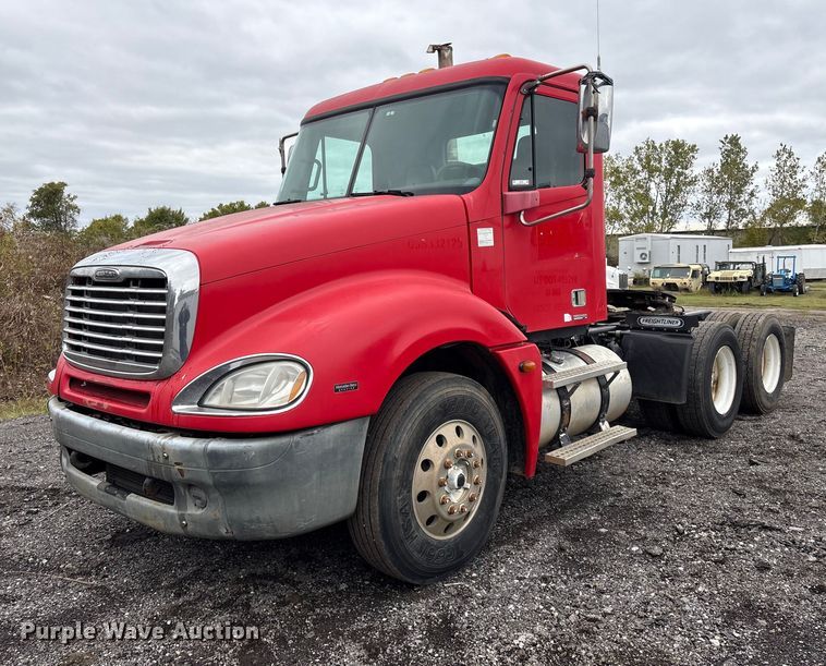 2005 Freightliner Columbia semi truck - EV2523