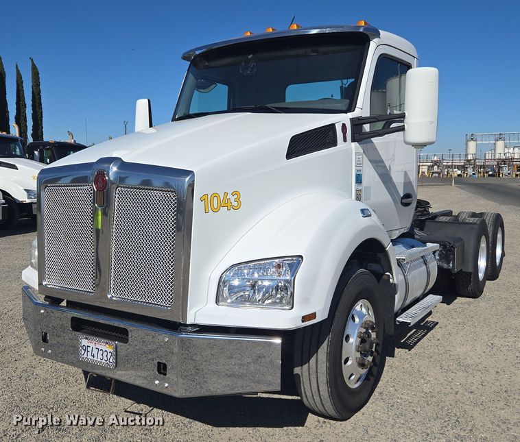 2016 Kenworth T880 semi truck - FB9413