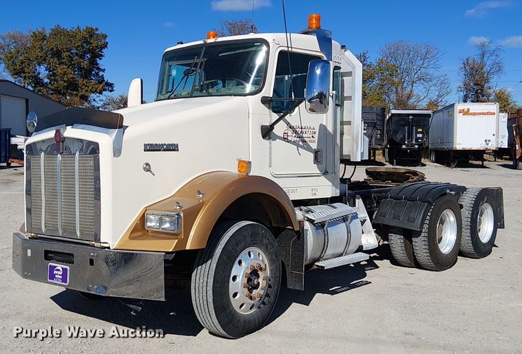 2002 Kenworth T800 semi truck - FK0541