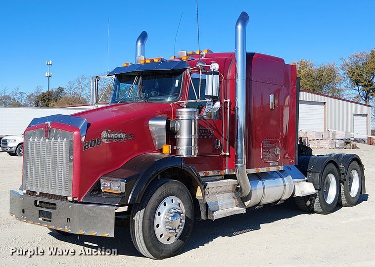 2006 Kenworth T800 semi truck - FK0543