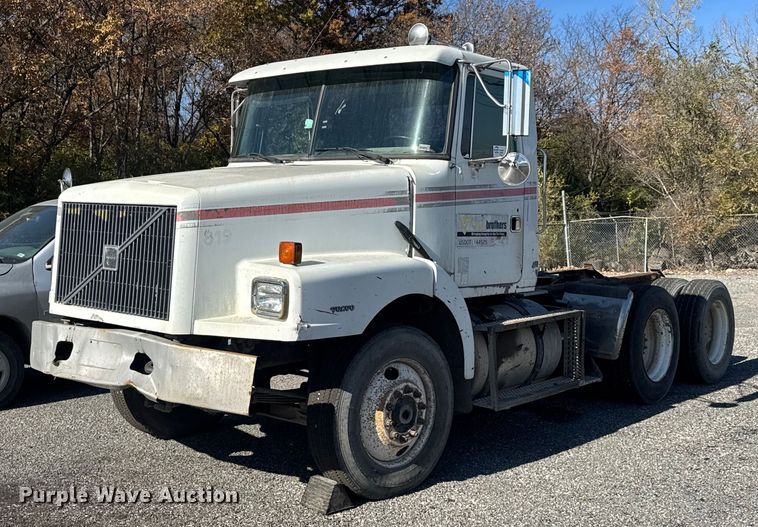1999 Volvo WG semi truck - FK0574
