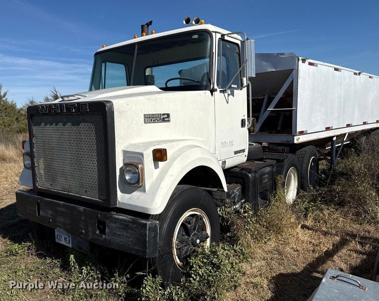 1978 White Road Boss 2 semi truck - GP9651