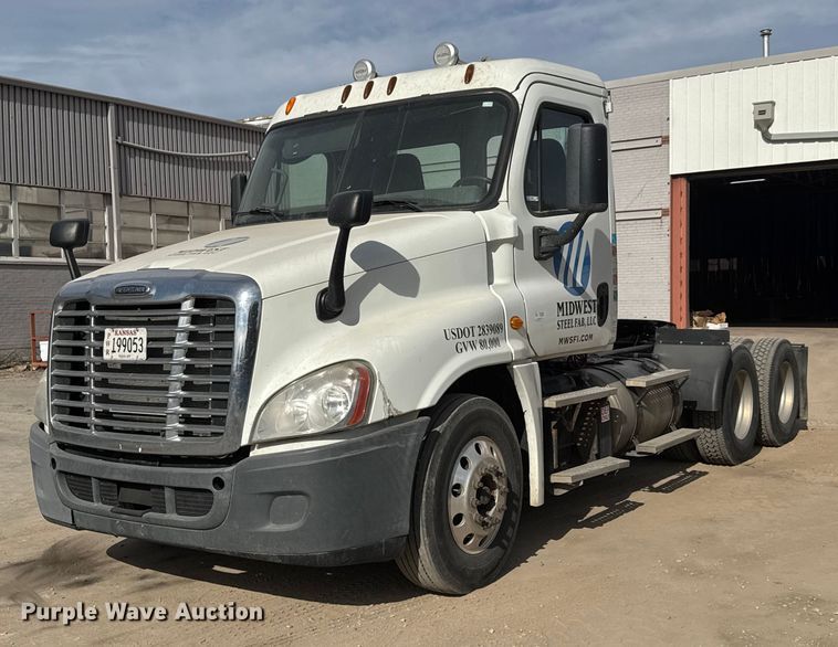2013 Freightliner Cascadia 125 semi truck - NA9892