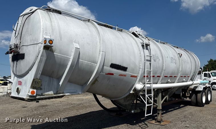 1965 Trail Master pneumatic dry bulk trailer - NU9551