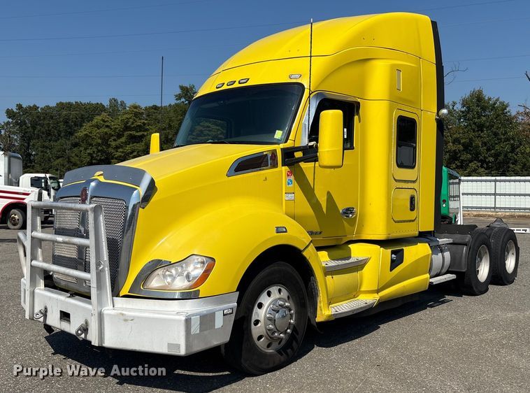 2015 Kenworth T680 semi truck - YA0724