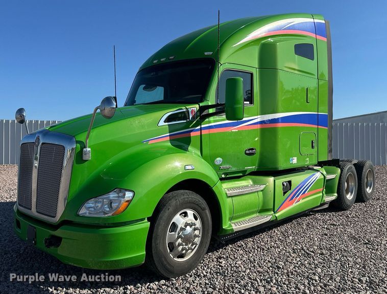 2015 Kenworth T680 semi truck - YA1047