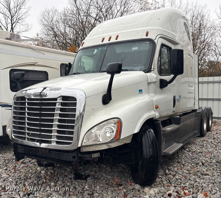 2016 Freightliner Cascadia semi truck - YA1057