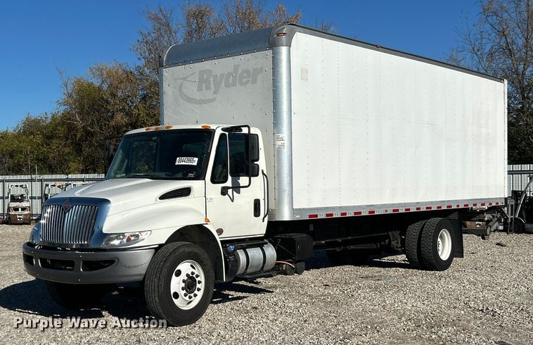 2018 International 4300 box truck - YA1118