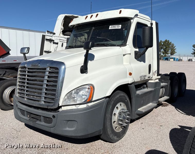 2016 Freightliner Cascadia semi truck - YA1175