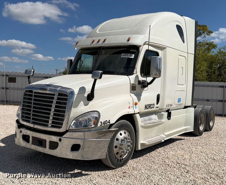 2016 Freightliner Cascadia semi truck - YA1227