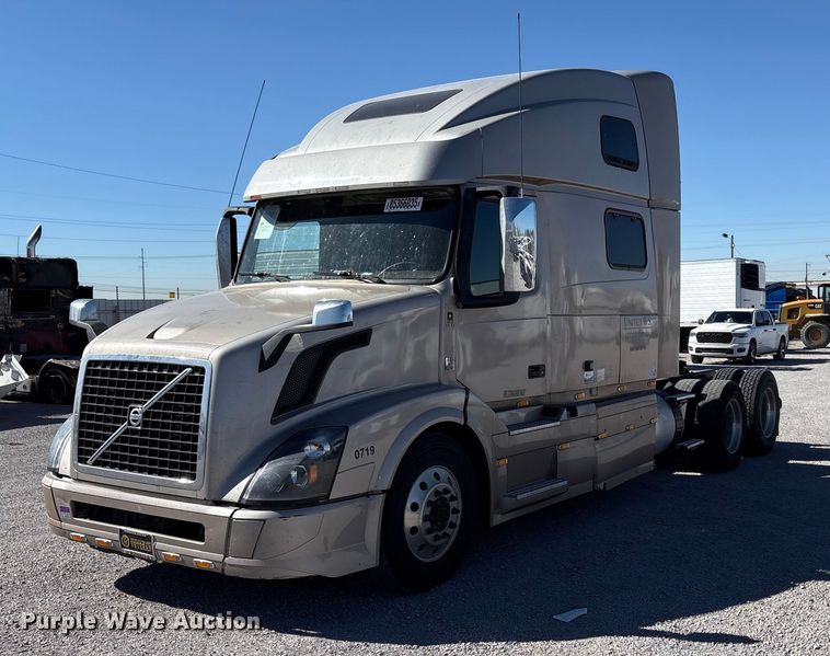 2016 Volvo VNL semi truck - YA1241