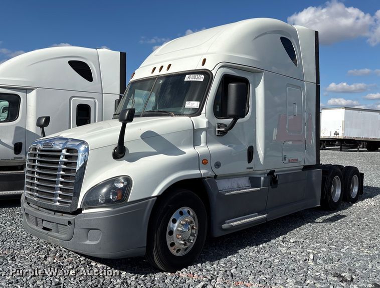 2019 Freightliner Cascadia semi truck - YA1413