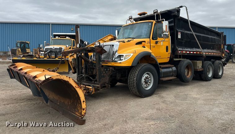 2005 International 7600 dump truck - DW4374