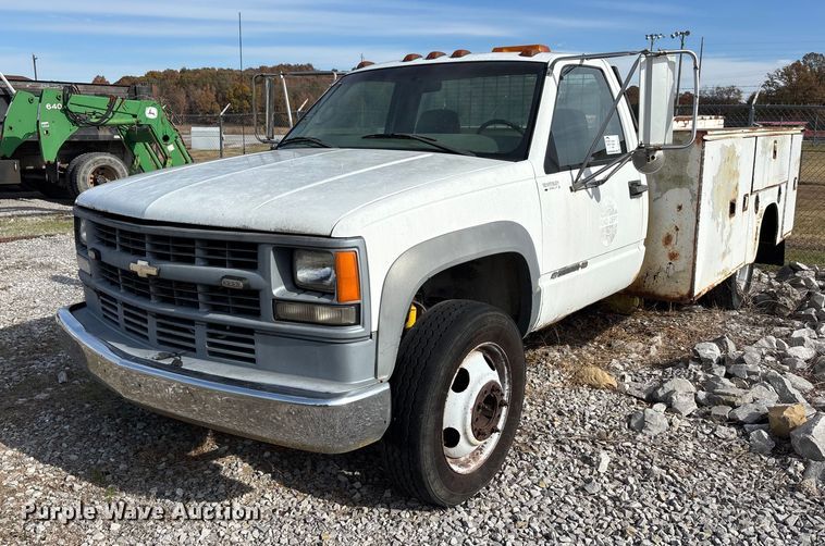 2001 Chevrolet Silverado 3500 utility bed pickup truck - DW7273