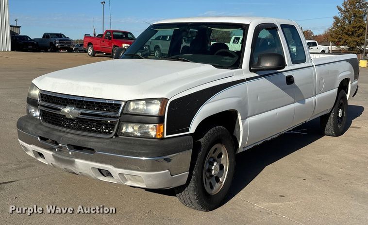 2006 Chevrolet Silverado 1500 Ext. Cab pickup truck - DW7282