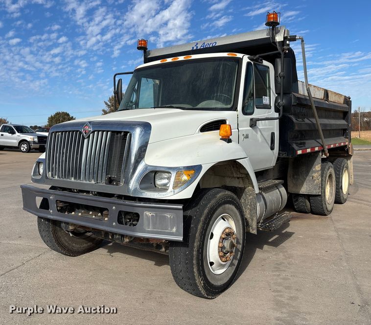 2005 International 7400 dump truck - DW7284